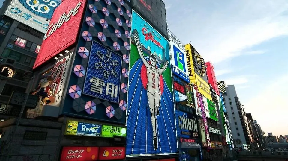梟の宿 岛之内1号馆 步行200M至道顿堀!徒步5分钟日本桥站! 心斋桥8分钟 黑门市场15分种徒步圈内 !中央区古风民宅220平方6间房可住20人 Osaka Apartament